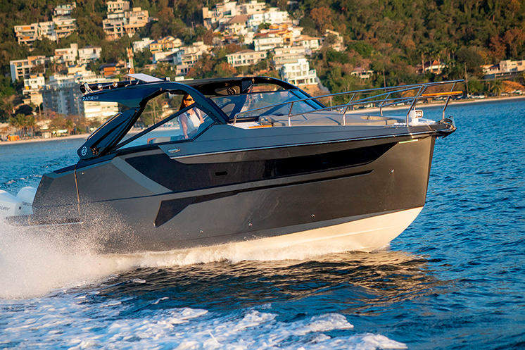 Zath 348 HT Outboard: design europeu, navegabilidade e muito espaço a bordo